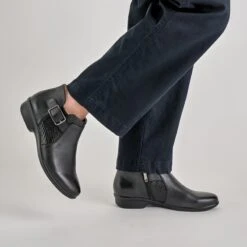 Dansko Carolyn Black Burnished Calf -Dansko Shop Carolyn Black PDP 3 2400x2400 81f9ffb5 e6e9 49e8 bfec 265f79209993