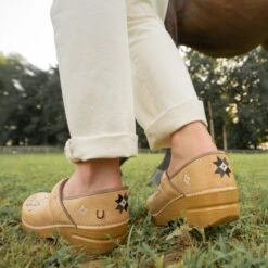 Dansko Jenni Pro Honey Distressed 12 Dansko Jenni Pro Honey Distressed -Dansko Shop F25 Stapled Pro Jenni 101 July25 2400x 3da85ebf a47d 4bbc 911a e05fbf5879c0