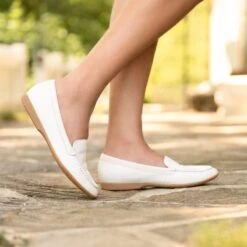 Lorri White Milled -Dansko Shop Lorri White PDP 2 2400x2400 8367095a f667 4656 a020 132f05e3ad59