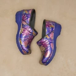 Professional Indigo Floral Patent -Dansko Shop Pro Indigo Floral PDP 1 Image 2400x2400 8de700d7 f5c9 4b1c bcd5 f58c2c5f5ebf