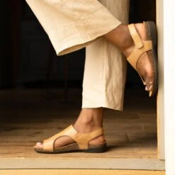 Dansko Reece Honey Distressed 14 Dansko Reece Honey Distressed -Dansko Shop Reece Honey D PDP 4 2400x2400 bab98724 60b0 4f8b 8ae9 4ec718b10760