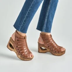 Adie Tan Calf -Dansko Shop S25 Ashland Adie Tan 5701 2400x2400 79ffd63e 4074 4816 b356 3b1b60438a47