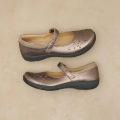 Dansko Stacy Pewter Metallic 14 Dansko Stacy Pewter Metallic -Dansko Shop Stacey Silver PDP 1 2400x2400 bfeb73b1 4c28 468a 94fa d63e706a0d08
