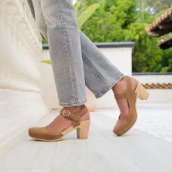 Taytum Tan Milled Nubuck -Dansko Shop Taytum Tan PDP 2 2400x2400 d58b9470 4e74 4b81 9c0e edc5185d62da